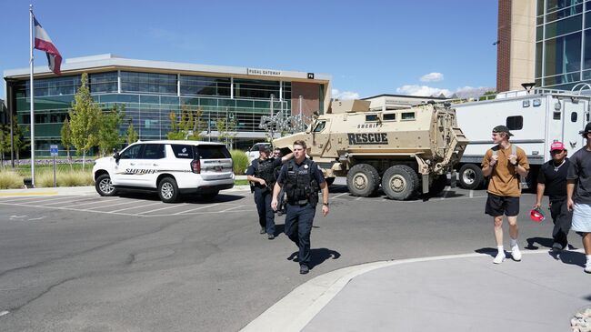 Сотрудники правоохранительных органов на территории Университета долины Юта после убийства Чарли Кирка
