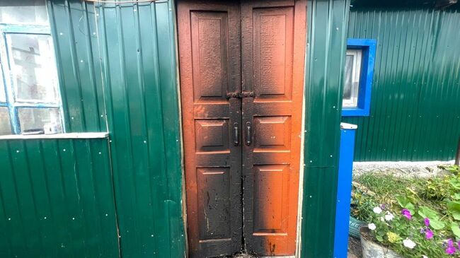 Последствия поджога двери дома в  в Купинском районе Новосибирской области