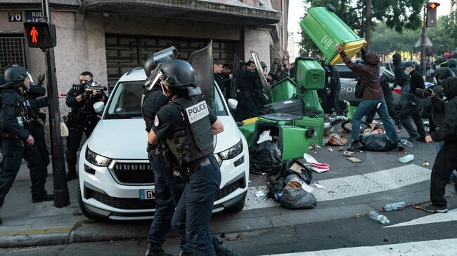 Французская полиция разгоняет протестующих во время акции Заблокируем все в Париже