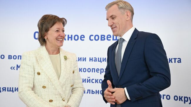 Генеральный директор АО Российский экспортный центр Вероника Никишина и губернатор Смоленской области Василий Анохин во время пресс-подхода в рамках окружного совещания по вопросу реализации нацпроекта Международная кооперация и экспорт в Смоленском государственном академическом драматическом театре имени А.С. Грибоедова