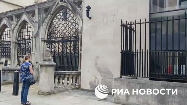 Стёртая картина Бэнкси на здании Королевского суда в Лондоне