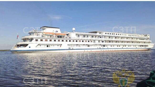 Пассажирский теплоход Александра сел на мель в Вологодской области