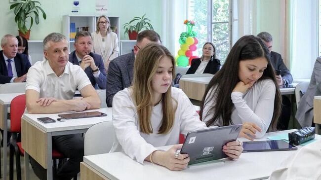 Новый передвижной компьютерный класс в Каменской школе Выборгского района Ленинградской области