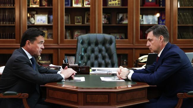 Губернатор Московской области Андрей Воробьев и глава городского округа Котельники Михаил Соболев во время встречи 