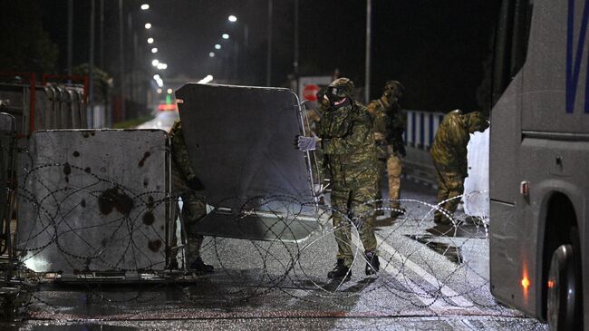 Польские пограничники обустраивают заграждение на белорусско-польской границе. 12 сентября 2025