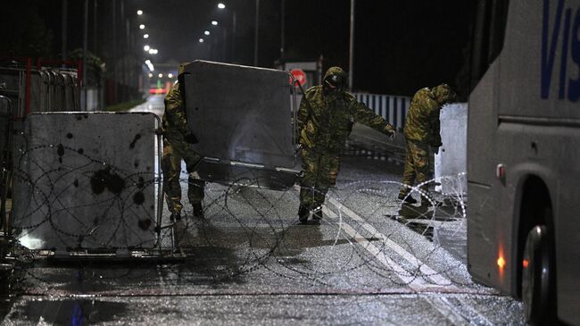 Польские пограничники обустраивают заграждение на белорусско-польской границе