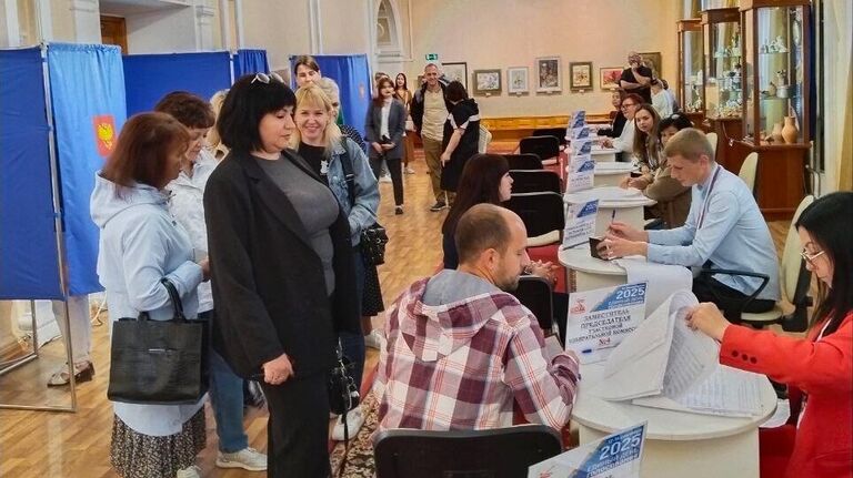Голосование на избирательном участке на досрочных выборах Губернатора Курской области