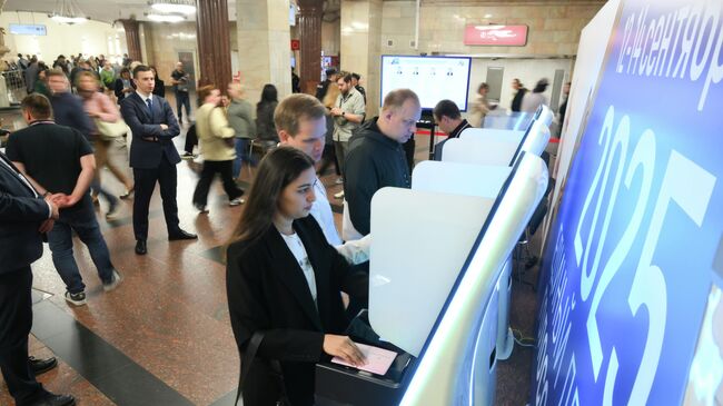 Голосование на выборах за глав регионов РФ на экстерриториальном участке на станции метро Курская в единый день голосования. 12 сентября 2025 Голосование на выборах за глав регионов РФ на экстерриториальном участке на станции метро Курская в единый день голосования. 12 сентября 2025