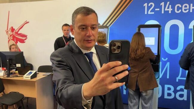 Врио главы Курской области Александр Хинштейн во время посещения экстерриториального участка для голосования на выборах глав регионов РФ на станции метро Курская