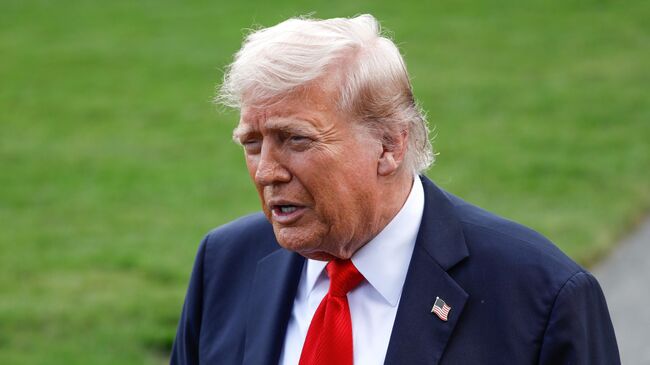 Президент США Дональд Трамп общается с журналистами на лужайке Белого дома