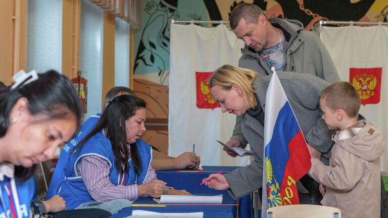 Люди голосуют на избирательном участке №41 на выборах губернатора Камчатского края в Петропавловске-Камчатском