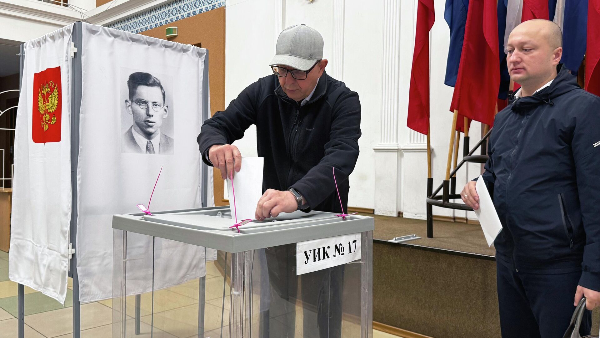 Мужчина голосует на выборах губернатора Еврейской автономной области на избирательном участке в городском дворце культуры в Биробиджане Мужчина голосует на выборах губернатора Еврейской автономной области на избирательном участке в городском дворце культуры в Биробиджане - РИА Новости, 1920, 14.09.2025