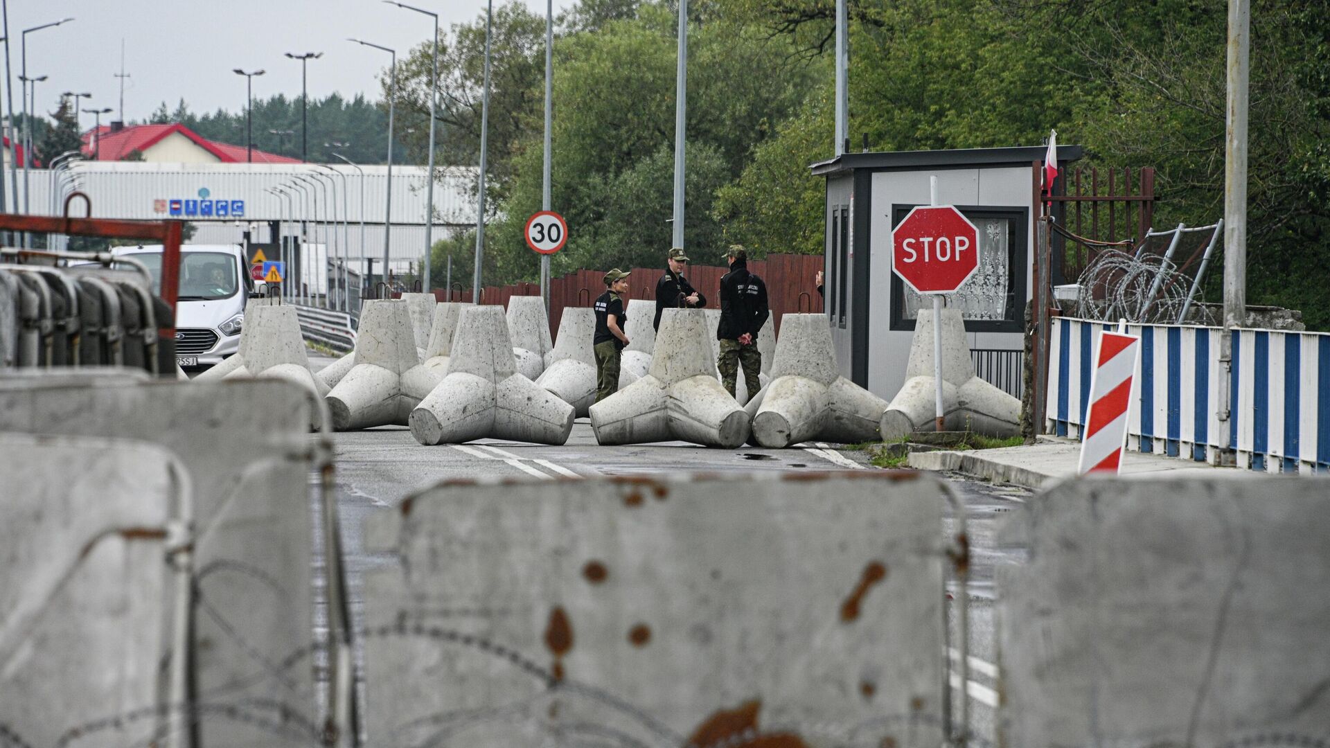 Заградительные сооружения, возведенные польскими пограничниками на белорусско-польской границе Заградительные сооружения, возведенные польскими пограничниками на белорусско-польской границе - РИА Новости, 1920, 22.09.2025