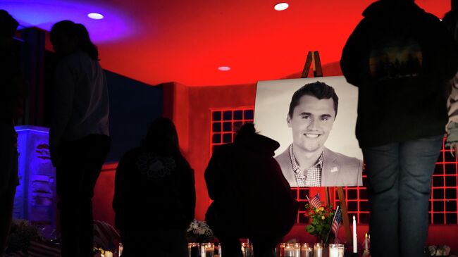 Люди зажигают свечи в память о Чарли Кирке в Ореме, штат Юта Люди зажигают свечи в память о Чарли Кирке в Ореме, штат Юта