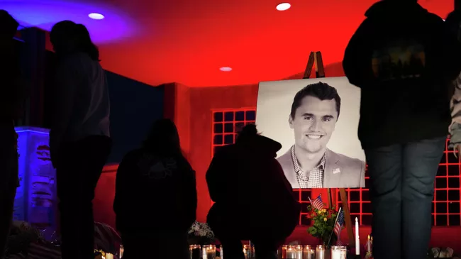 Люди зажигают свечи в память о Чарли Кирке в Ореме, штат Юта