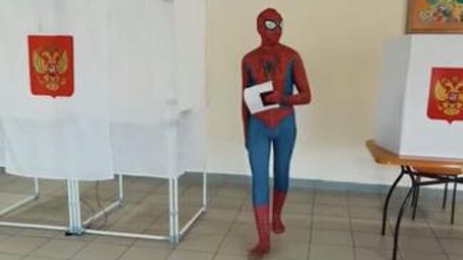 Новгородец в костюме человека-паука пришел на выборы губернатора Новгородской области