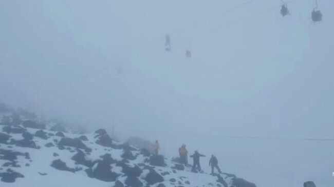 Эвакуация людей после аварии на канатной дороге на Эльбрусе