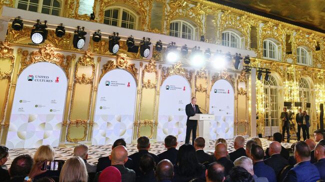 Президент РФ Владимир Путин выступает на XI Санкт-Петербургском международном форуме объединенных культур в Екатерининском дворце музея-заповедника Царское Село