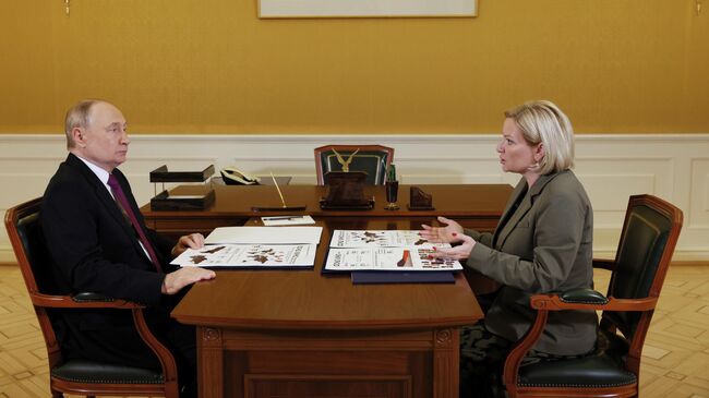 Президент РФ Владимир Путин и министр культуры РФ Ольга Любимова во время встречи в музее-заповеднике Царское Село Президент РФ Владимир Путин и министр культуры РФ Ольга Любимова во время встречи в музее-заповеднике Царское Село