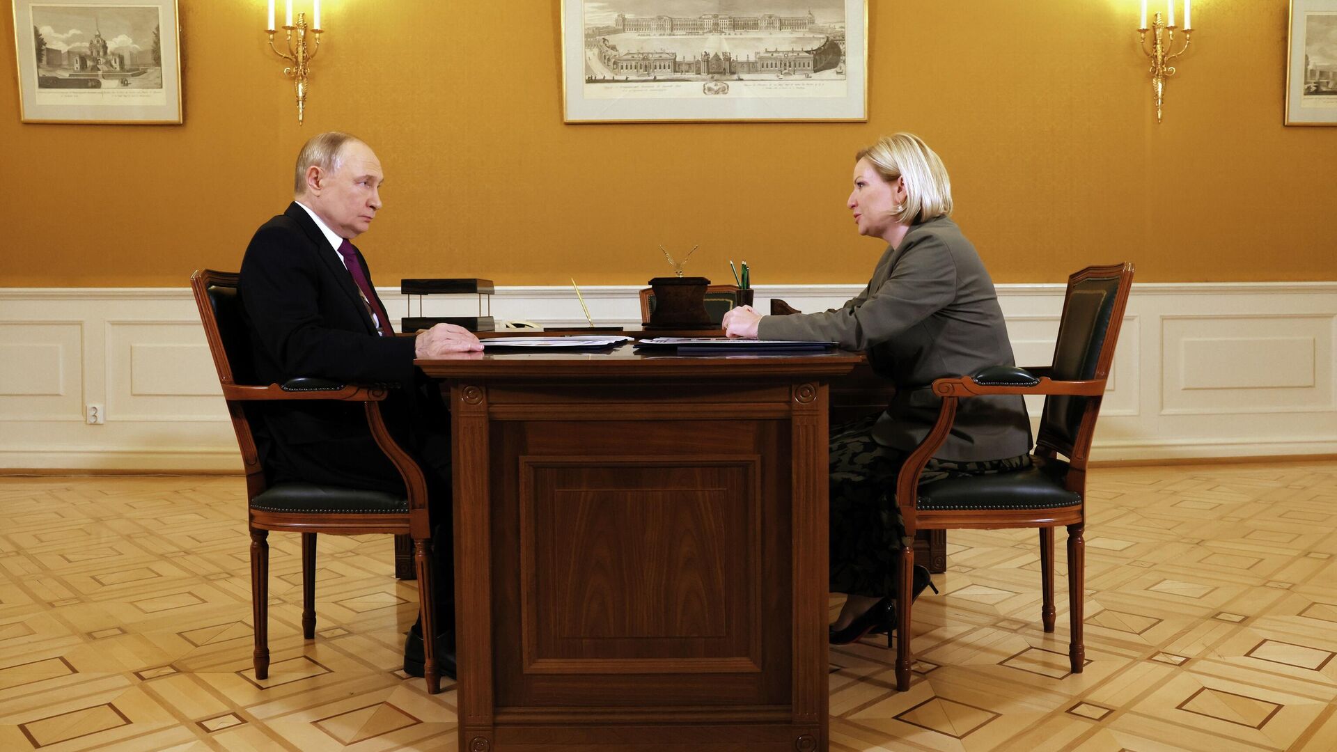 Президент РФ Владимир Путин и министр культуры РФ Ольга Любимова во время встречи в музее-заповеднике Царское Село - РИА Новости, 1920, 12.09.2025
