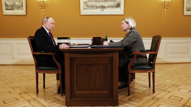 Президент РФ Владимир Путин и министр культуры РФ Ольга Любимова во время встречи в музее-заповеднике Царское Село Президент РФ Владимир Путин и министр культуры РФ Ольга Любимова во время встречи в музее-заповеднике Царское Село