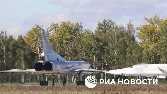 Кадры ударов дальними бомбардировщиками на учениях Запад-2025