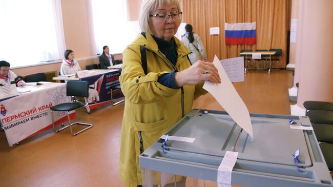 Гражданка на избирательном участке во время выборов губернатора Пермского края в Перми Гражданка на избирательном участке во время выборов губернатора Пермского края в Перми