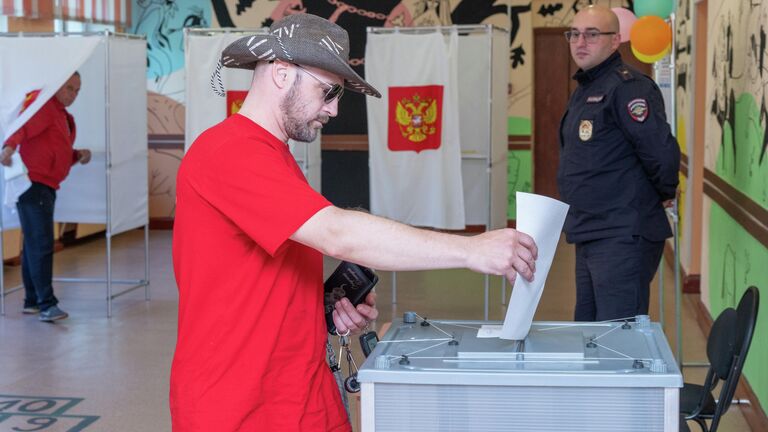 Мужчина голосует на выборах губернатора Камчатского края на избирательном участке №41 в Петропавловске-Камчатском