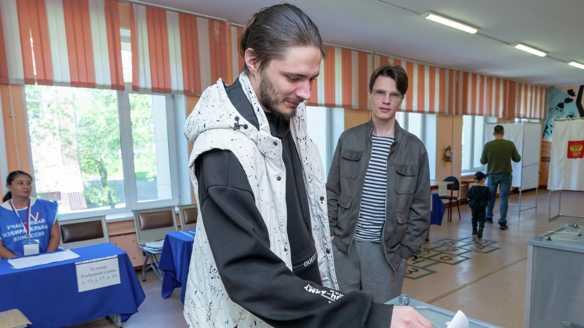 Мужчина голосует на выборах губернатора Камчатского края на избирательном участке №41 в Петропавловске-Камчатском. 13 сентября 2025 - РИА Новости, 1920, 13.09.2025