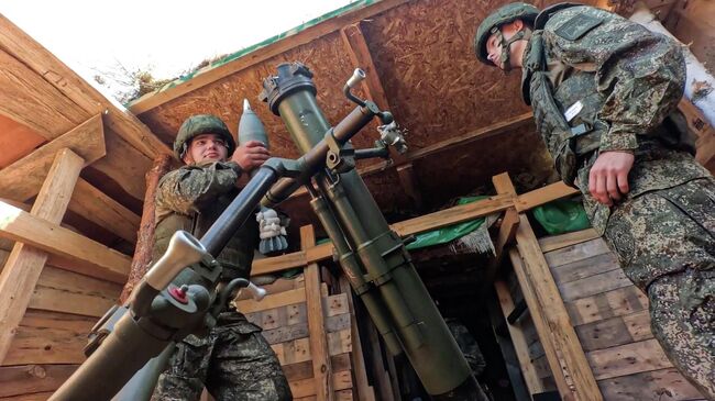 Минометчики Московского военного округа перед нанесением ударов по выявленным целям и уничтожением огневых позиций условного противника на полигоне Борисовский в соответствии с планом проведения стратегических учений Запад-2025 Минометчики Московского военного округа перед нанесением ударов по выявленным целям и уничтожением огневых позиций условного противника на полигоне Борисовский в соответствии с планом проведения стратегических учений Запад-2025
