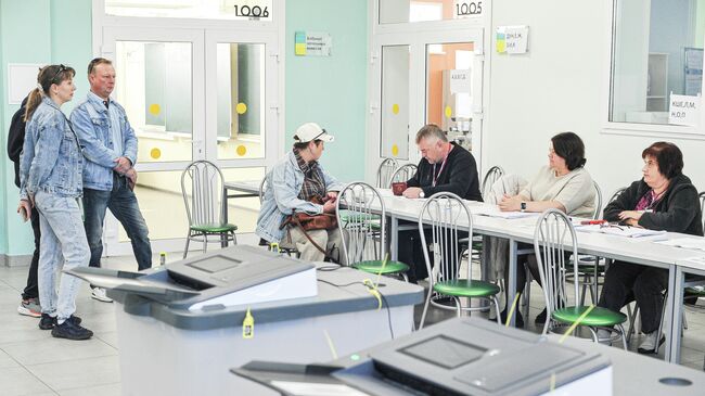 Избиратели голосуют на избирательном участке №952 в Тамбове Избиратели голосуют на избирательном участке №952 в Тамбове