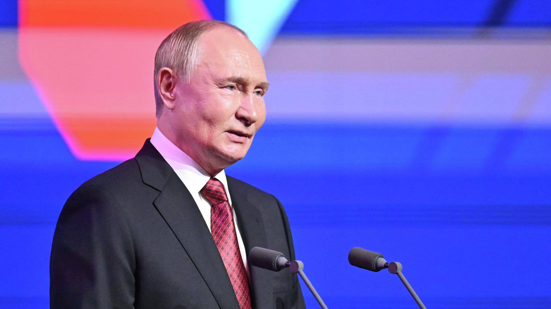 Президент РФ Владимир Путин выступает на мероприятии в концертном зале Зарядье в Москве в честь Дня города - РИА Новости, 1920, 15.10.2025