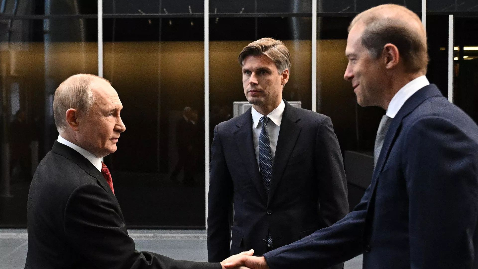 Владимир Путин, Дмитрий Баканов и Денис Мантуров (слева направо) посещают Национальный космический центр.