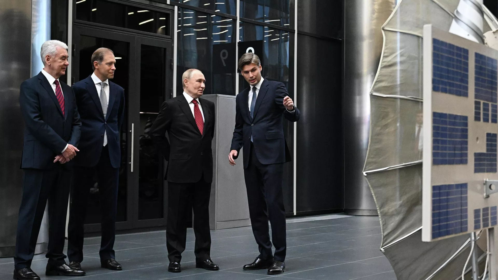 Президент РФ Владимир Путин посещает новый Национальный космический центр в Москве
