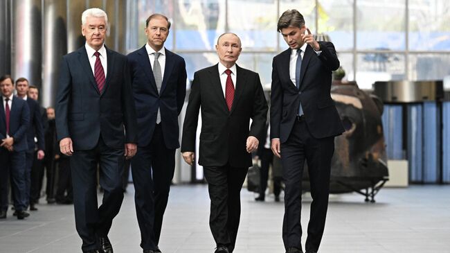 Президент РФ Владимир Путин и мэр Москвы Сергей Собянин посещают новый Национальный космический центр в Москве
