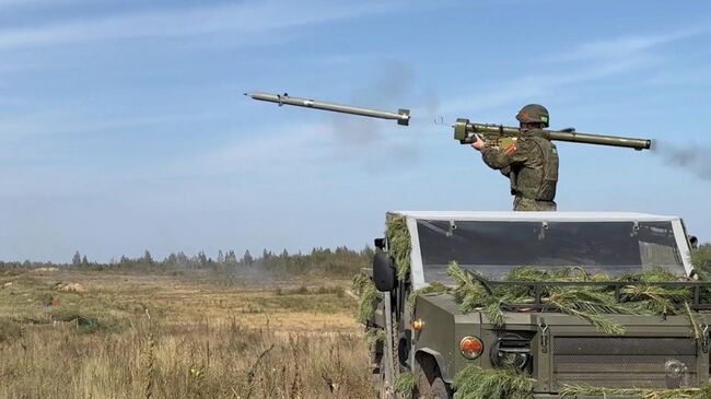 Военнослужащие зенитно-ракетных подразделений Московского военного округа отразили удар средств воздушного нападения условного противника с помощью ПЗРК Игла на полигоне Борисовский в соответствии с планом проведения стратегических учений Запад–2025