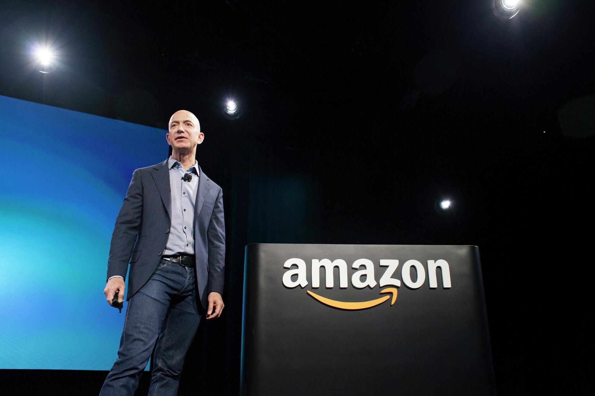 Джефф Безос представляет первый смартфон компании Amazon - РИА Новости, 1920, 13.09.2025