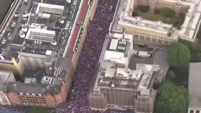 Видео со страницы британского активиста Томми Робинсона