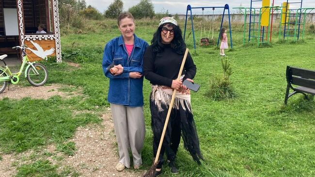 Избирательница в костюме Бабы Яги пришла на досрочные выборы губернатора Новгородской области в деревне в Старорусском округе