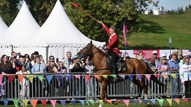 Демонстрация конного искусства и мастерства джигитовки на XI Международном фестивале Казачья станица Москва на территории музея-заповедника Коломенское