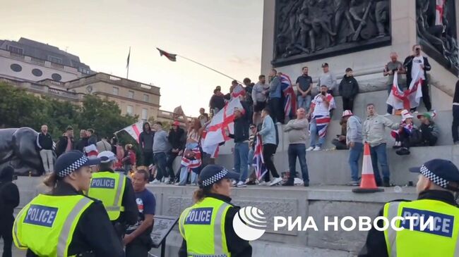 Демонстранты, оставшиеся на колонне Нельсона на Трафальгарской площади