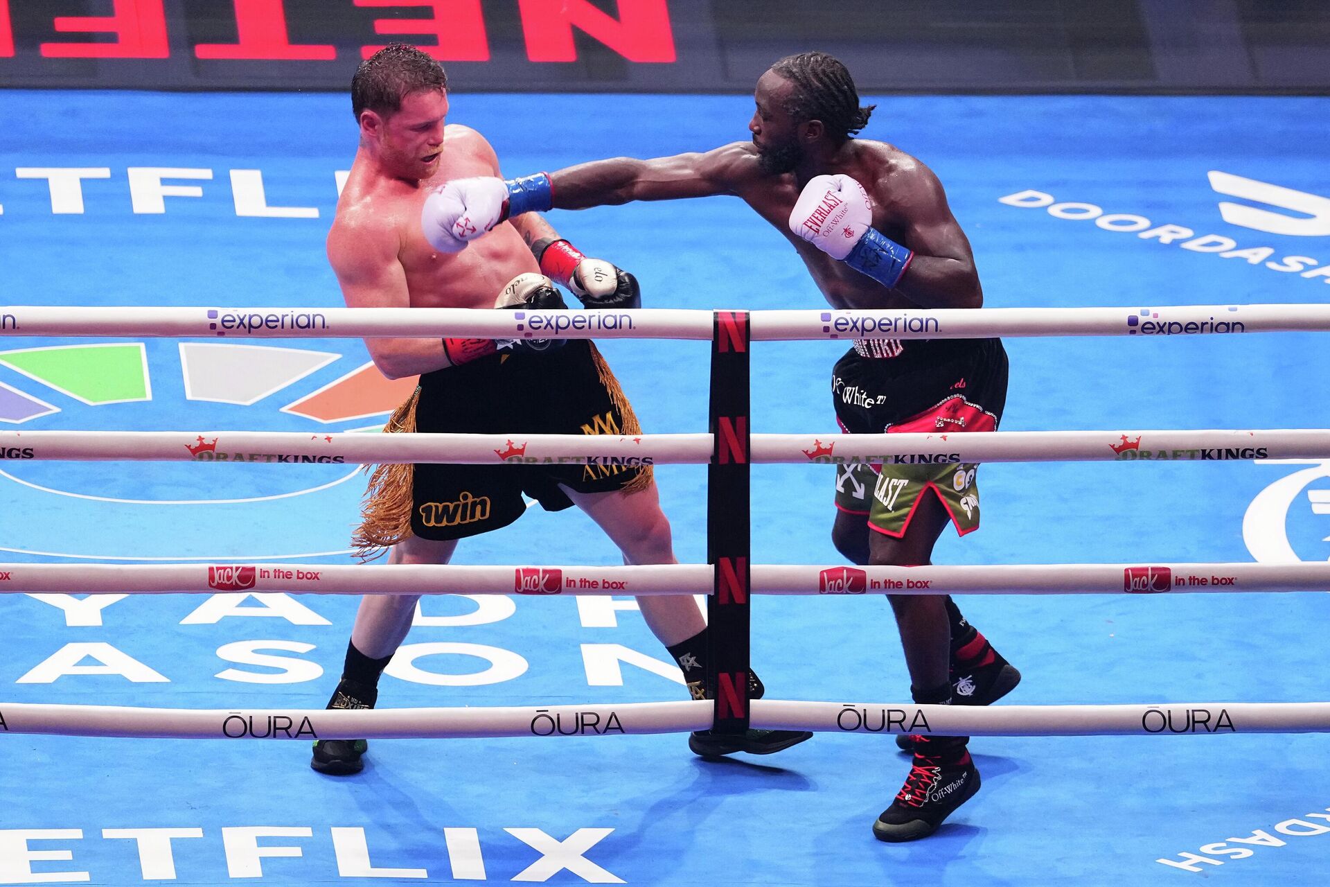 Эпизод боя Сауля Альвареса против Теренса Кроуфорда Эпизод боя Сауля Альвареса против Теренса Кроуфорда - РИА Новости, 1920, 14.09.2025