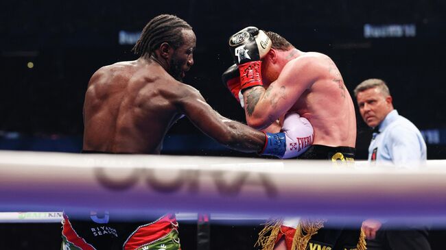 Эпизод боя Сауля Альвареса против Теренса Кроуфорда