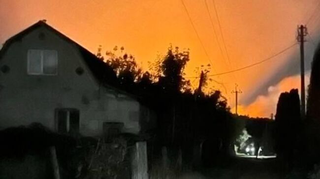 Зарево на месте взрыва в районе села Калиновка, Украина