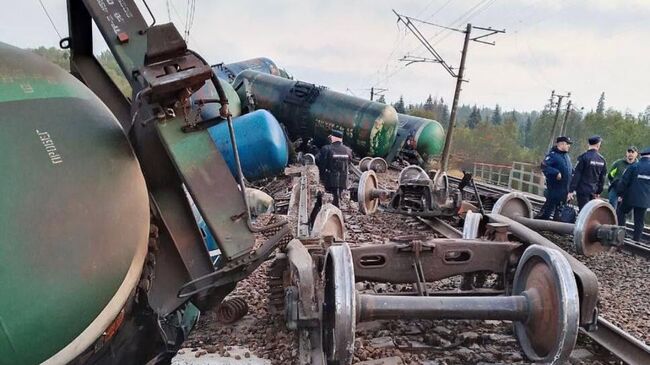 На месте схода грузового стостава с порожними цистернами в Ленинградской области