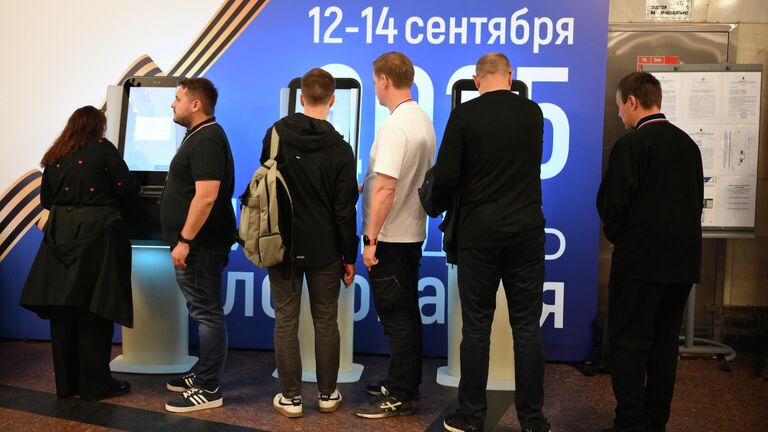Люди голосуют через терминалы электронного голосования в вестибюле станции метро Курская Арбатско-Покровской линии в Москве