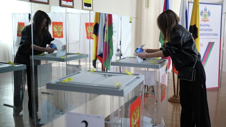 Девушка голосует на выборах губернатора Краснодарского края и депутатов городской думы Краснодара