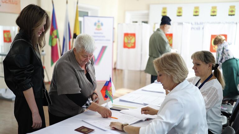 Местные жители на выборах губернатора Краснодарского края и депутатов городской думы Краснодара в станице Натухаевская