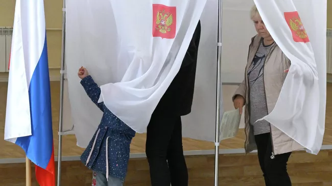 Избиратели голосуют на выборах