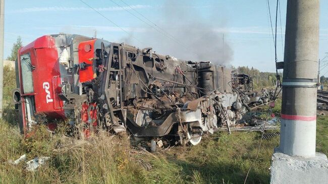 Тепловоз, сошедший с рельсов возле станции Семрино в Ленинградской области Тепловоз, сошедший с рельсов возле станции Семрино в Ленинградской области